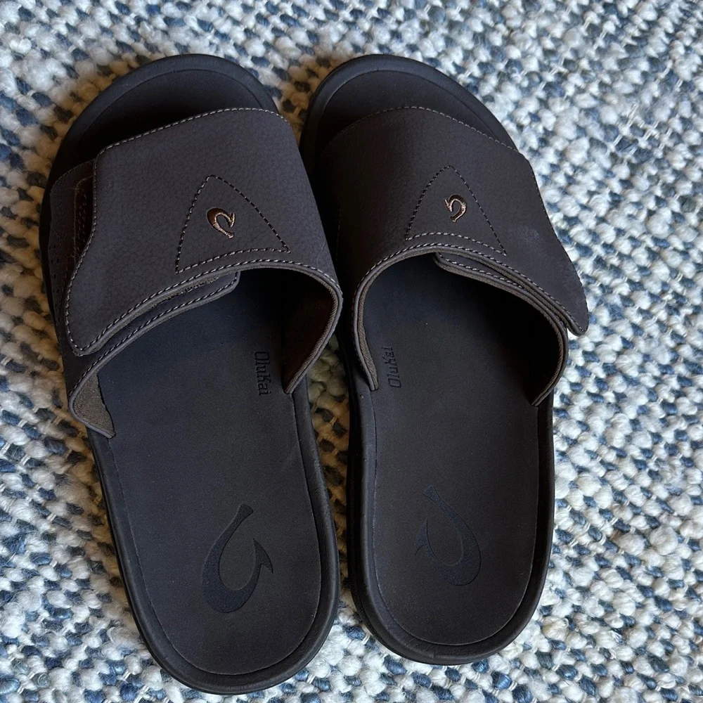 OluKai Men’s 10 ( EU 43) Nalu Dark Java Slide Sandals - Picture 1 of 4